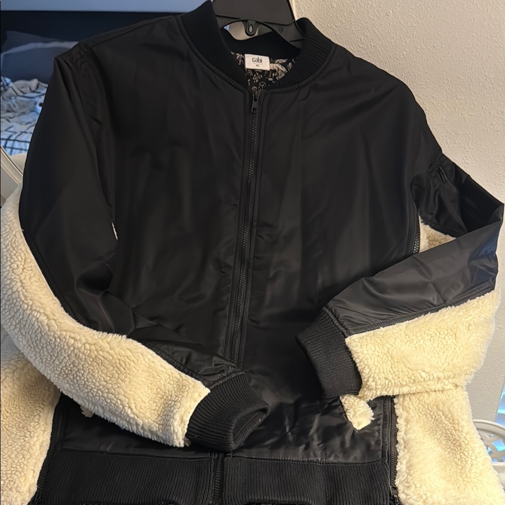 ♥️CAbi Charisma Bomber Jacket♥️